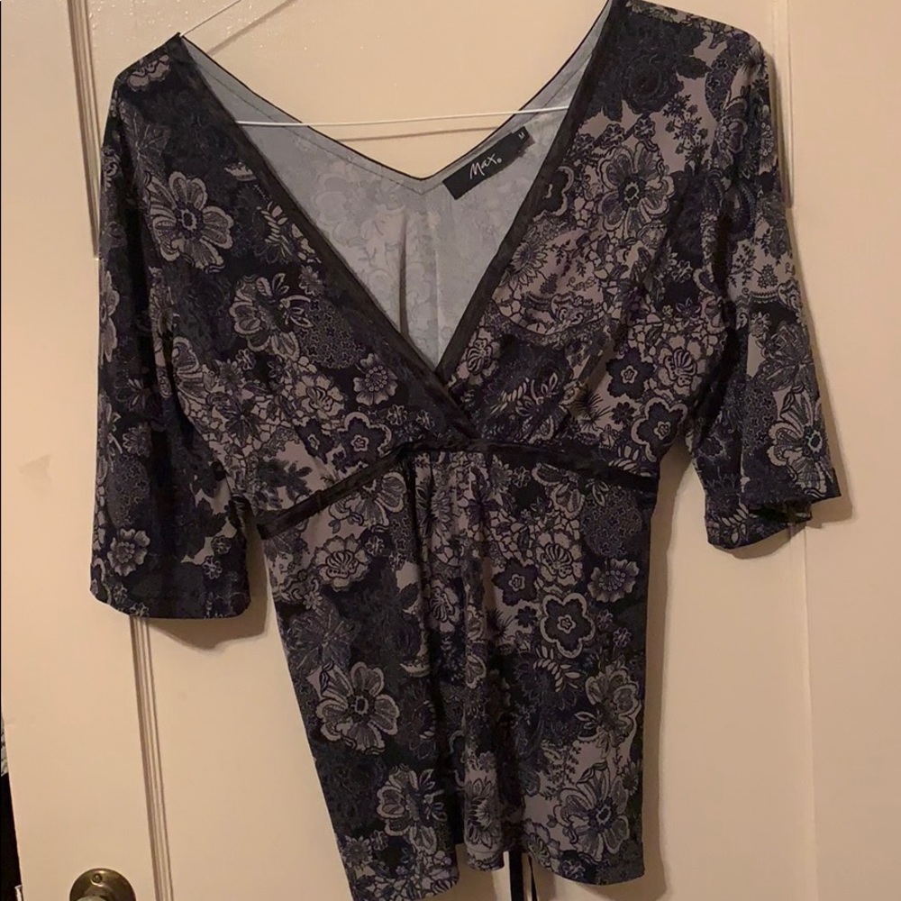 MAX TOP FLOWER PRINT SZ M. NEW NO TAGS. GRAY BLACK